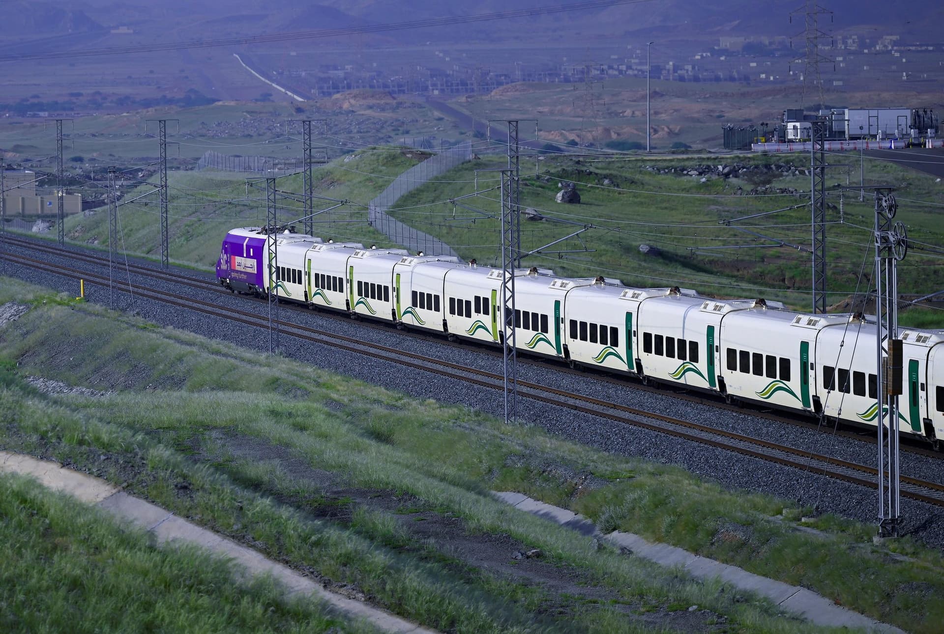 Yeşil tepeler arasından geçen Haremeyn Hızlı Treni